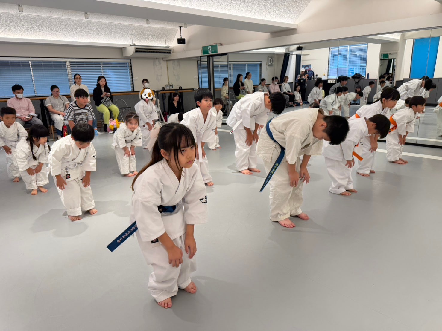 礼法を行う生徒たちの様子