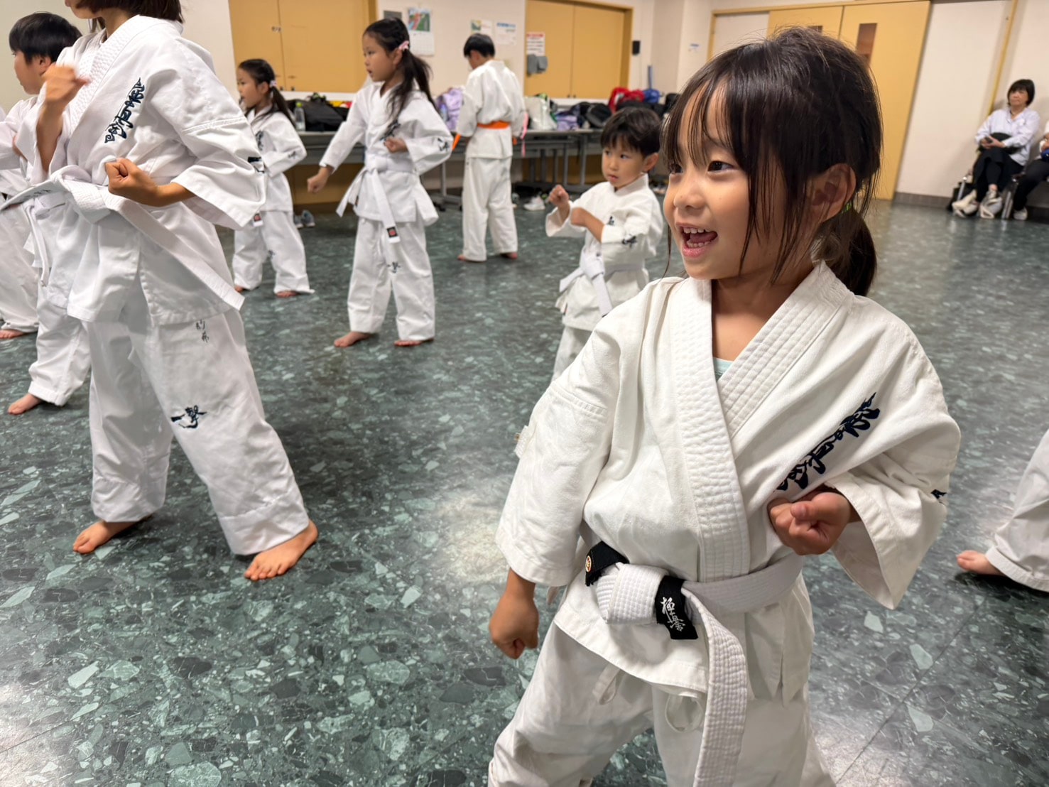 突きの稽古に取り組む子どもたち
