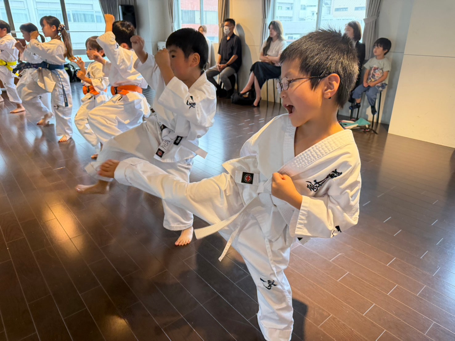 横浜道場 少年一般合同クラス 気合いの蹴り稽古