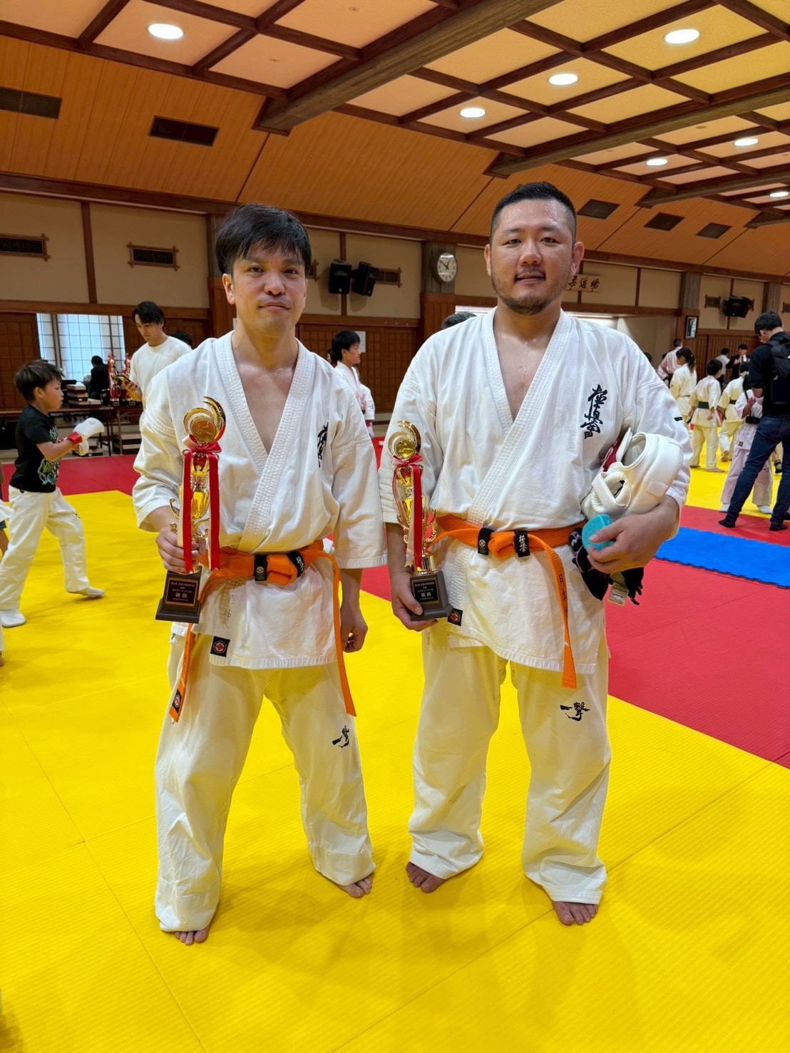 川崎南E 壮年男子タッグ優勝の中野選手・月本選手がトロフィーを持ち並ぶ様子