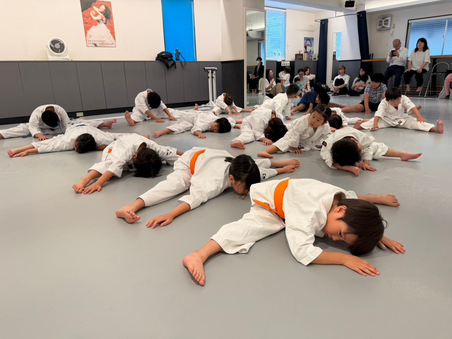 礼をして床に伏せる子どもたちの稽古風景