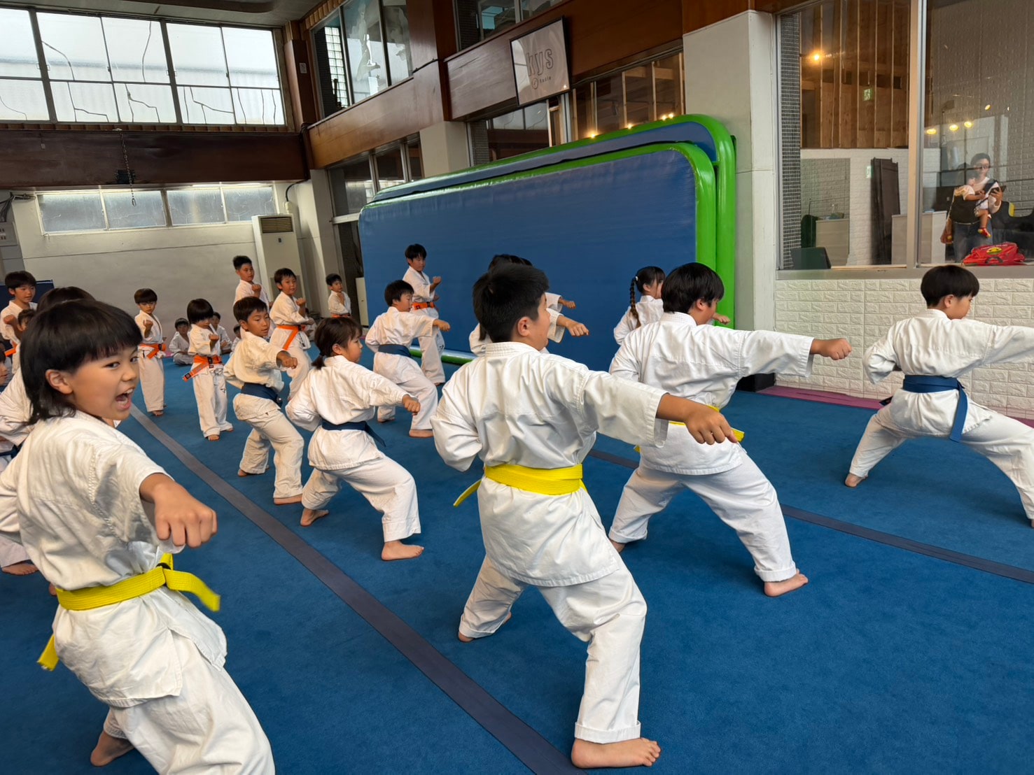 移動稽古に取り組む少年少女クラスの子どもたち