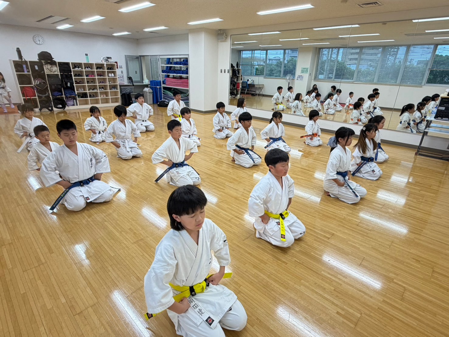 正座して黙想する幼年・少年少女クラスの生徒たち