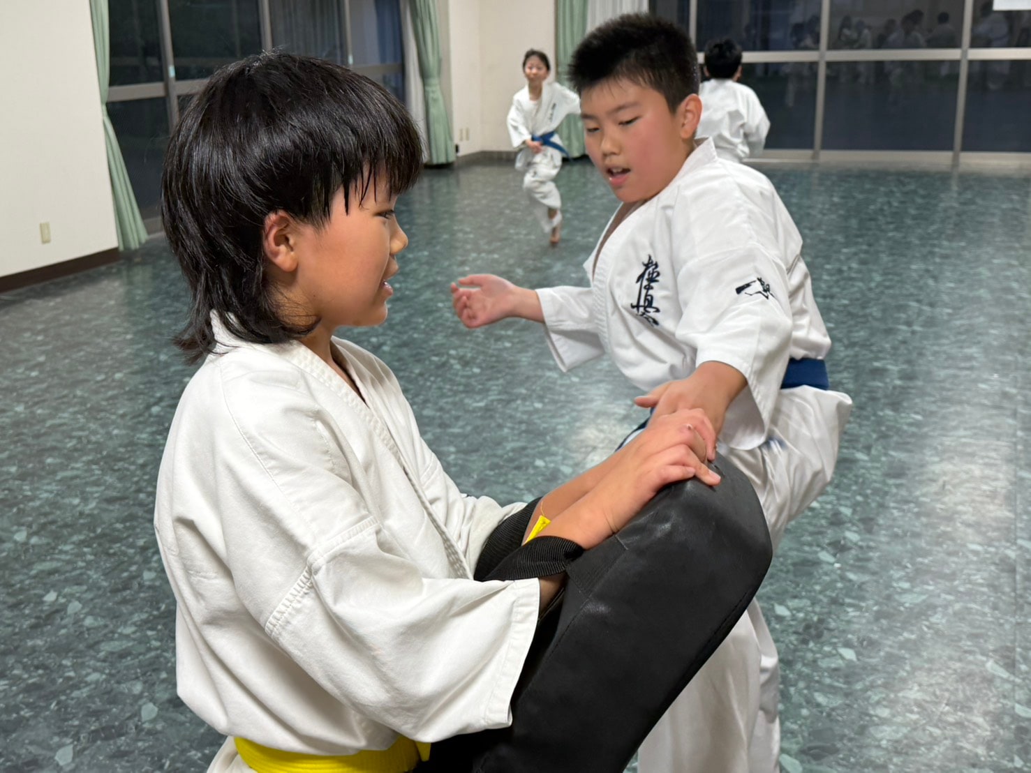 ミット稽古で突きを打ち込む