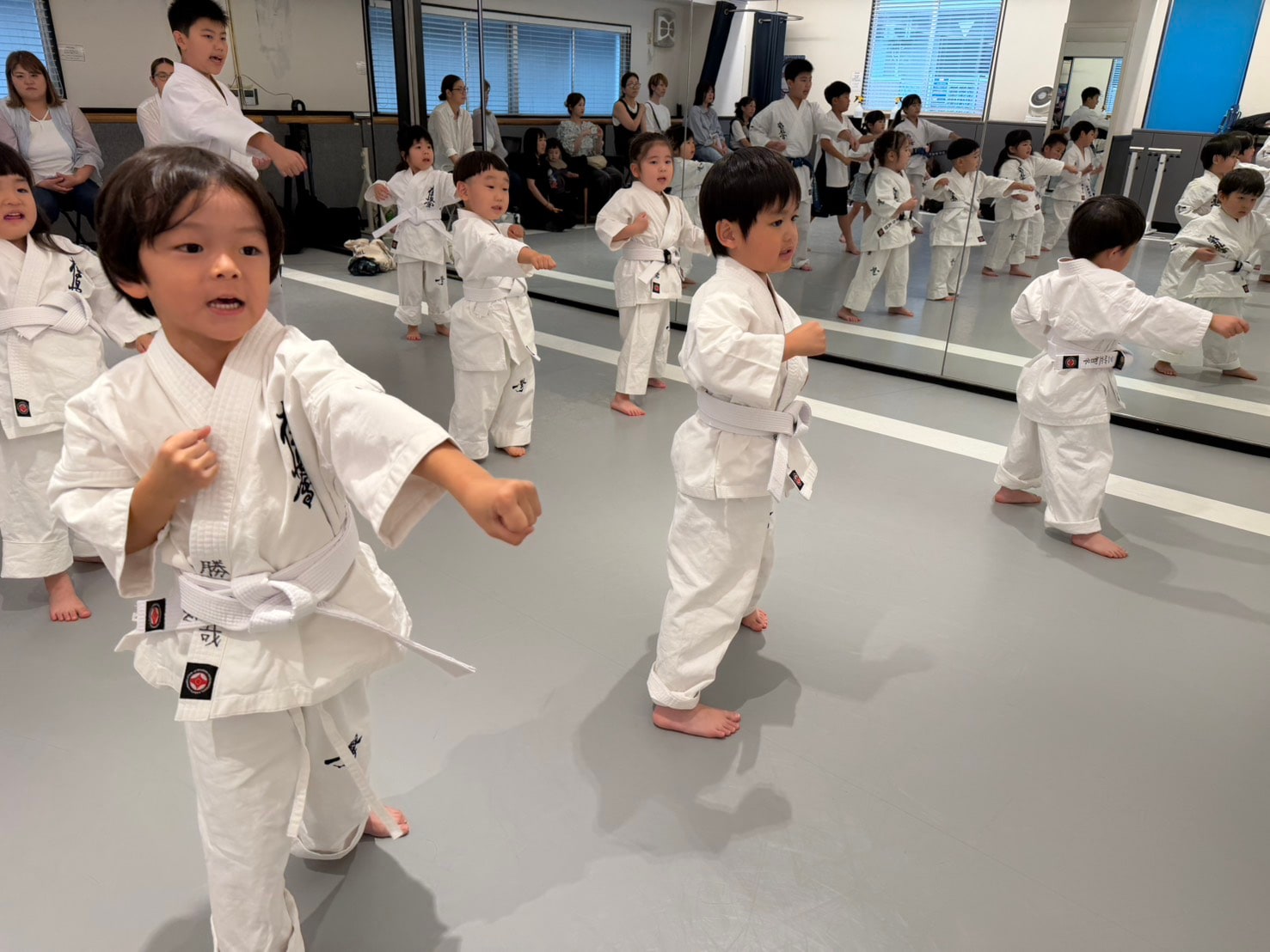 一列に並んで基本稽古に取り組む子どもたちの様子
