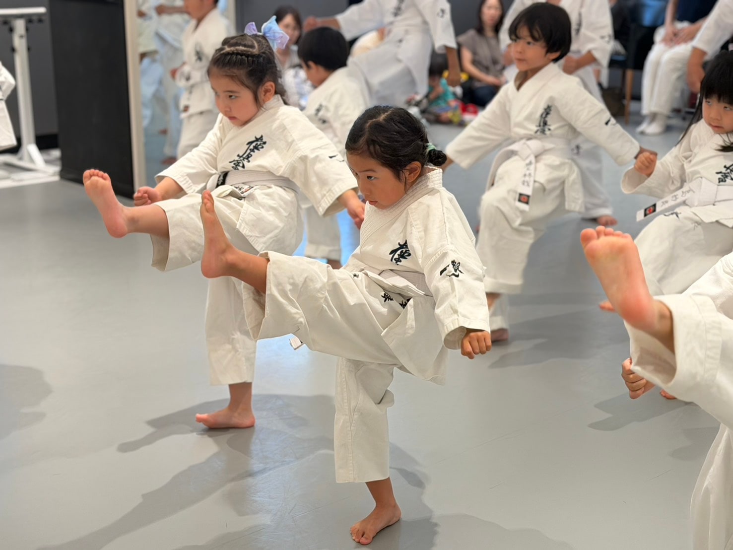 移動稽古で蹴りを練習する子どもたち