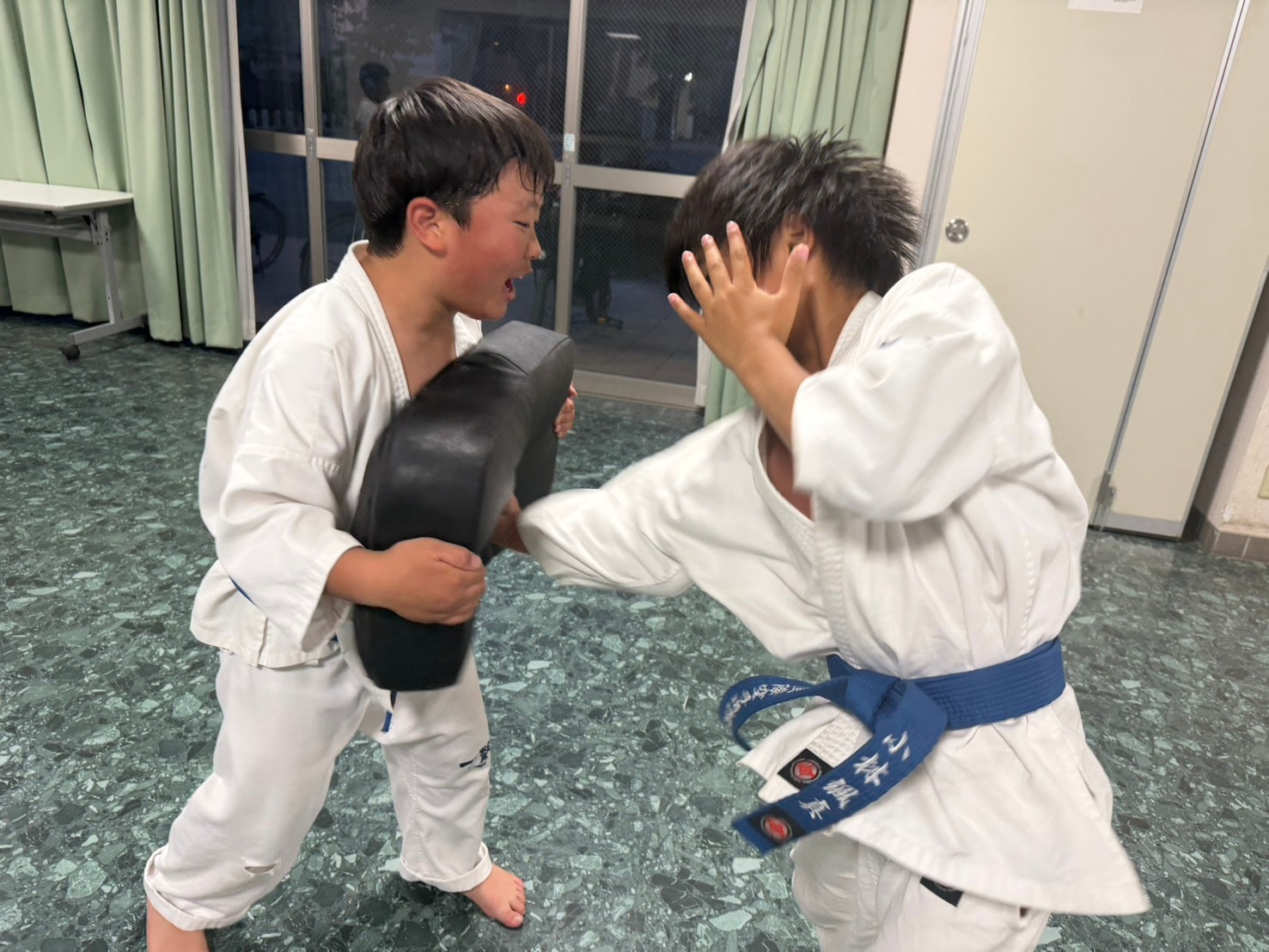 ミット稽古で突きを打ち込む道場生