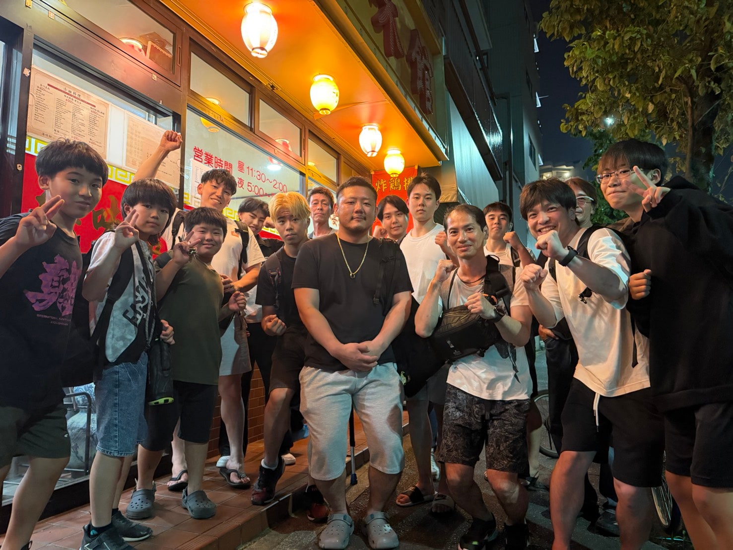 祝勝会後に中華料理店の前で全員集合写真