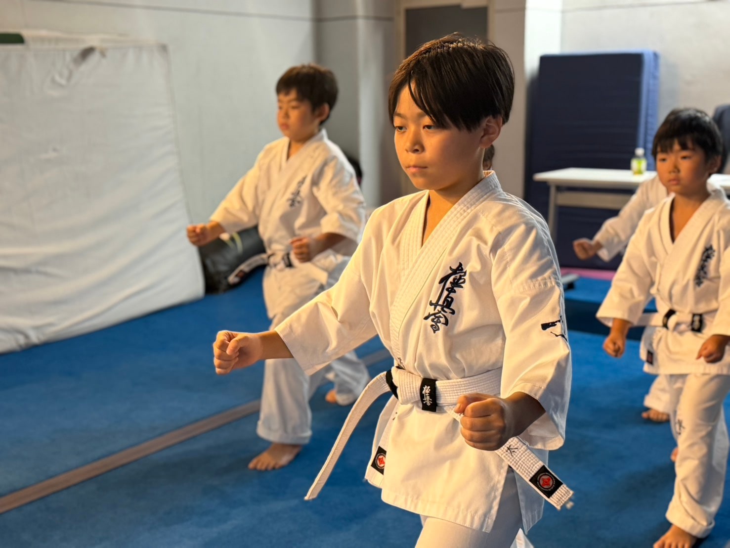 少年部が型稽古を審査で実演する場面