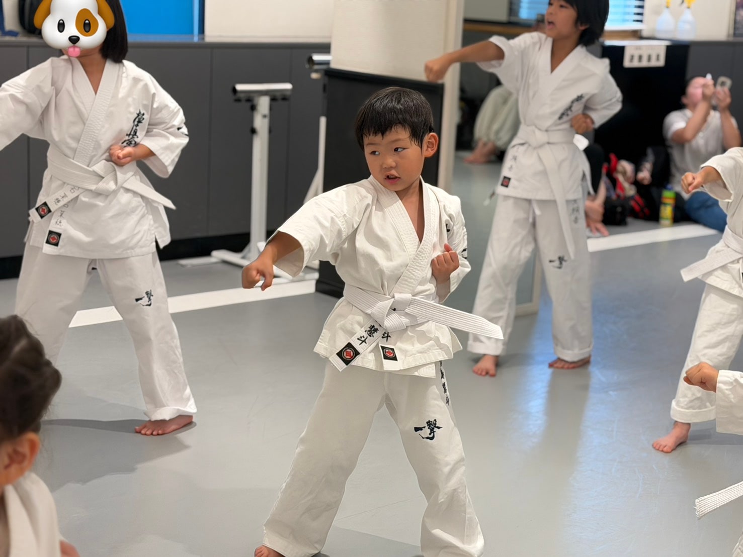 移動稽古で突きを打つ少年部の生徒