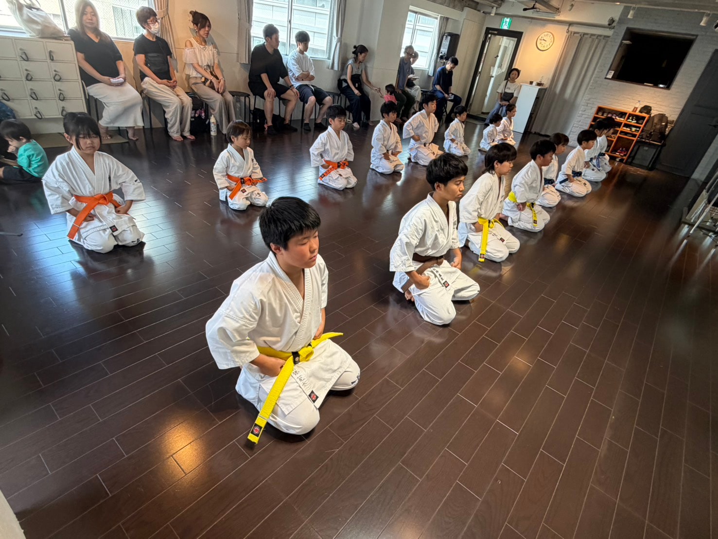 正座して礼をする道場生たち