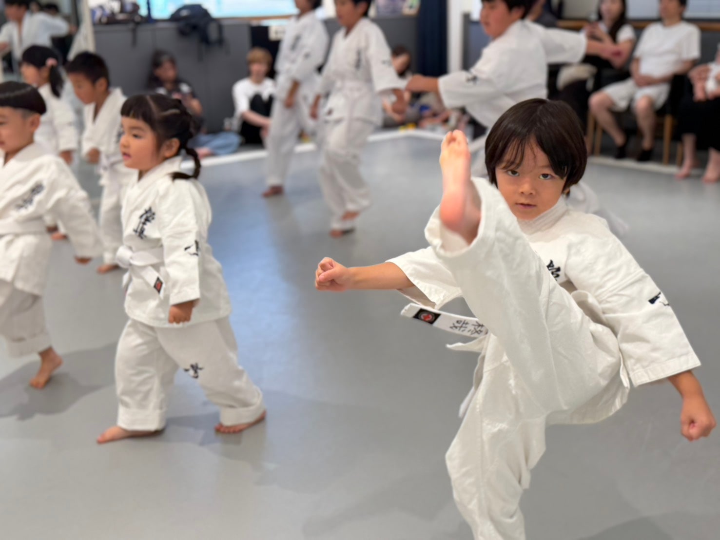 移動稽古で蹴りを放つ幼年部の道場生