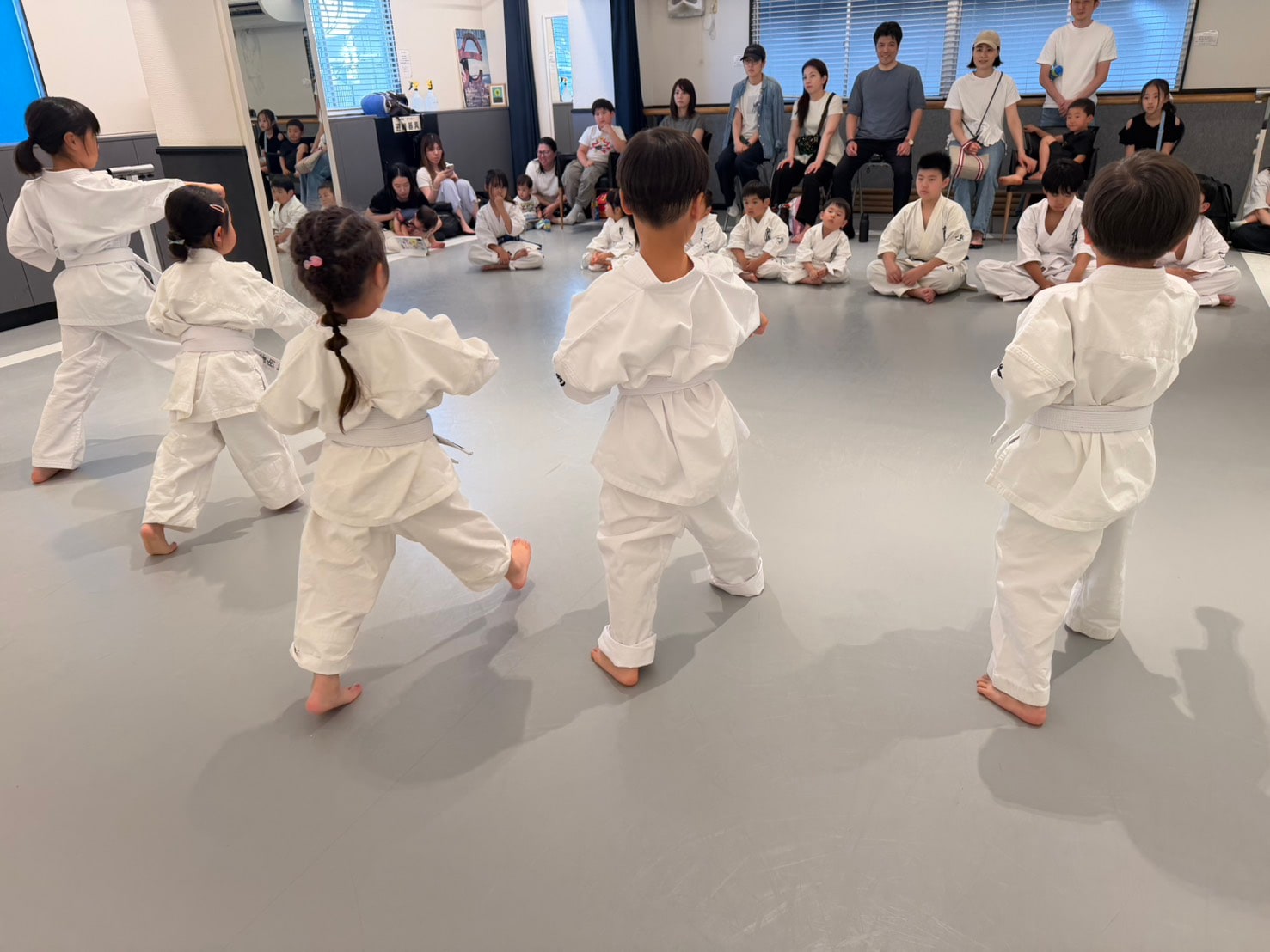 幼稚園の小さな道場生たちが正拳突きを練習している