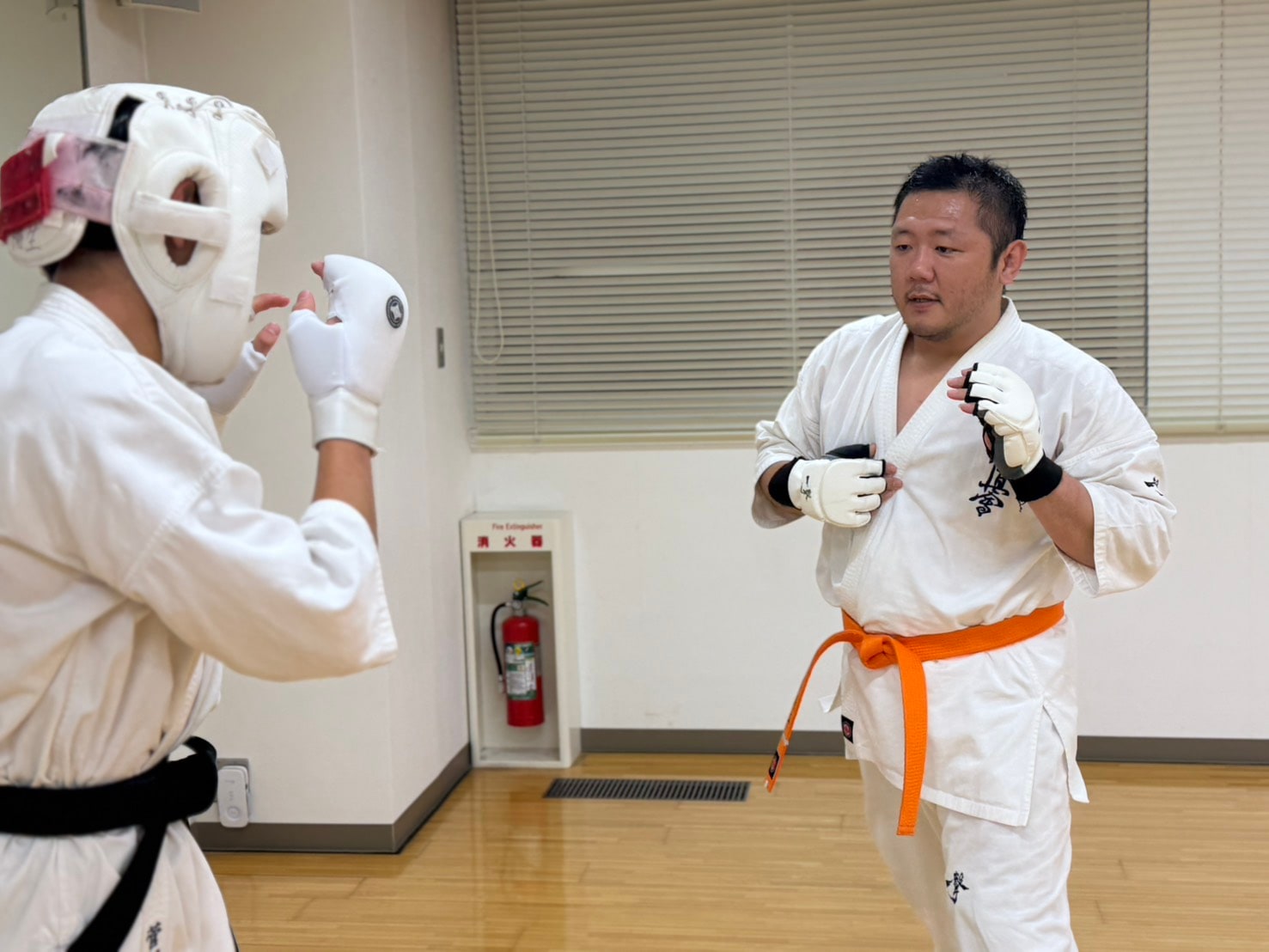先輩と組手の技術練習をする道場生