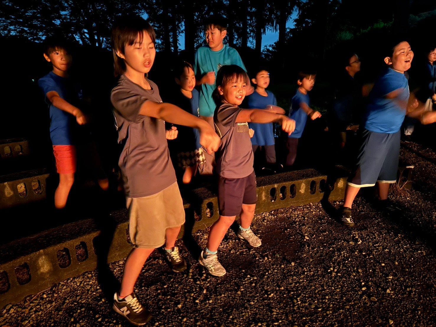 気合いを入れる子どもたち