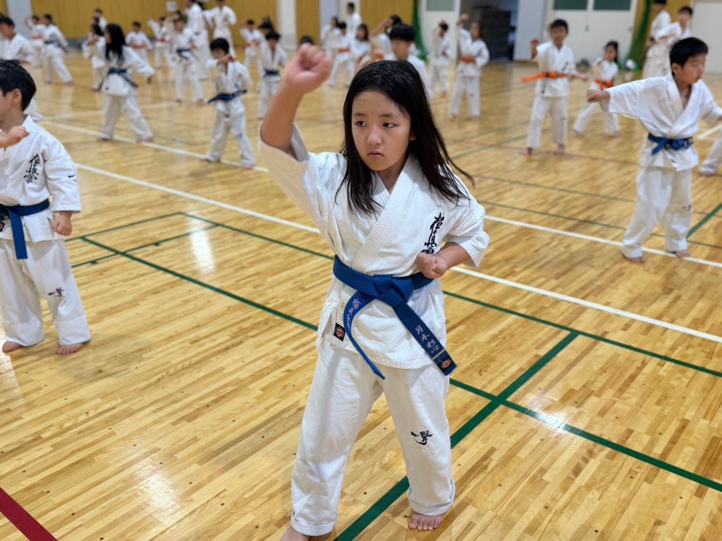 合宿2日目朝稽古 青帯の女子道場生が構える