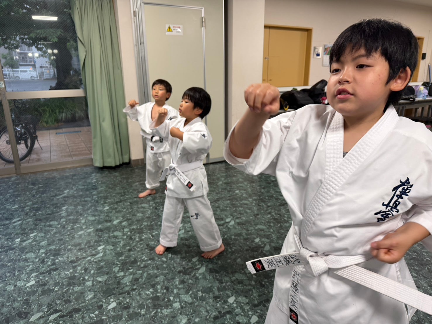 少年クラスの生徒が突きの構えを合わせている様子