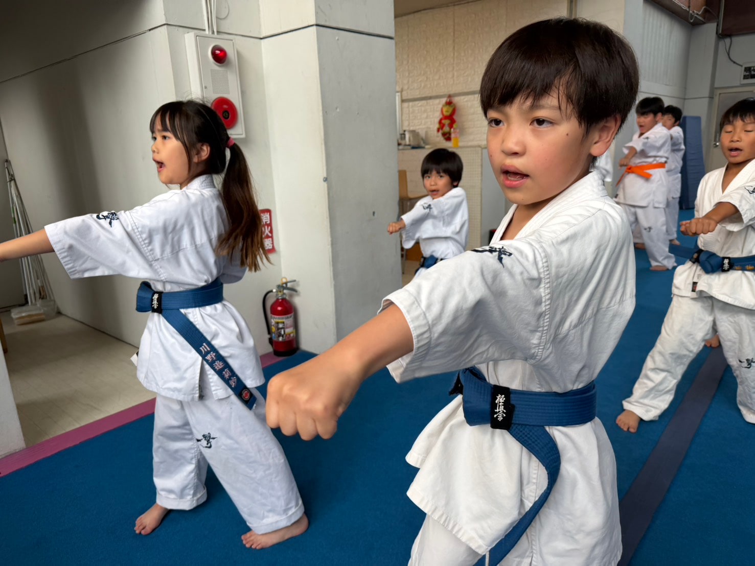 子どもたちが突きのフォームを確認しながら稽古する様子