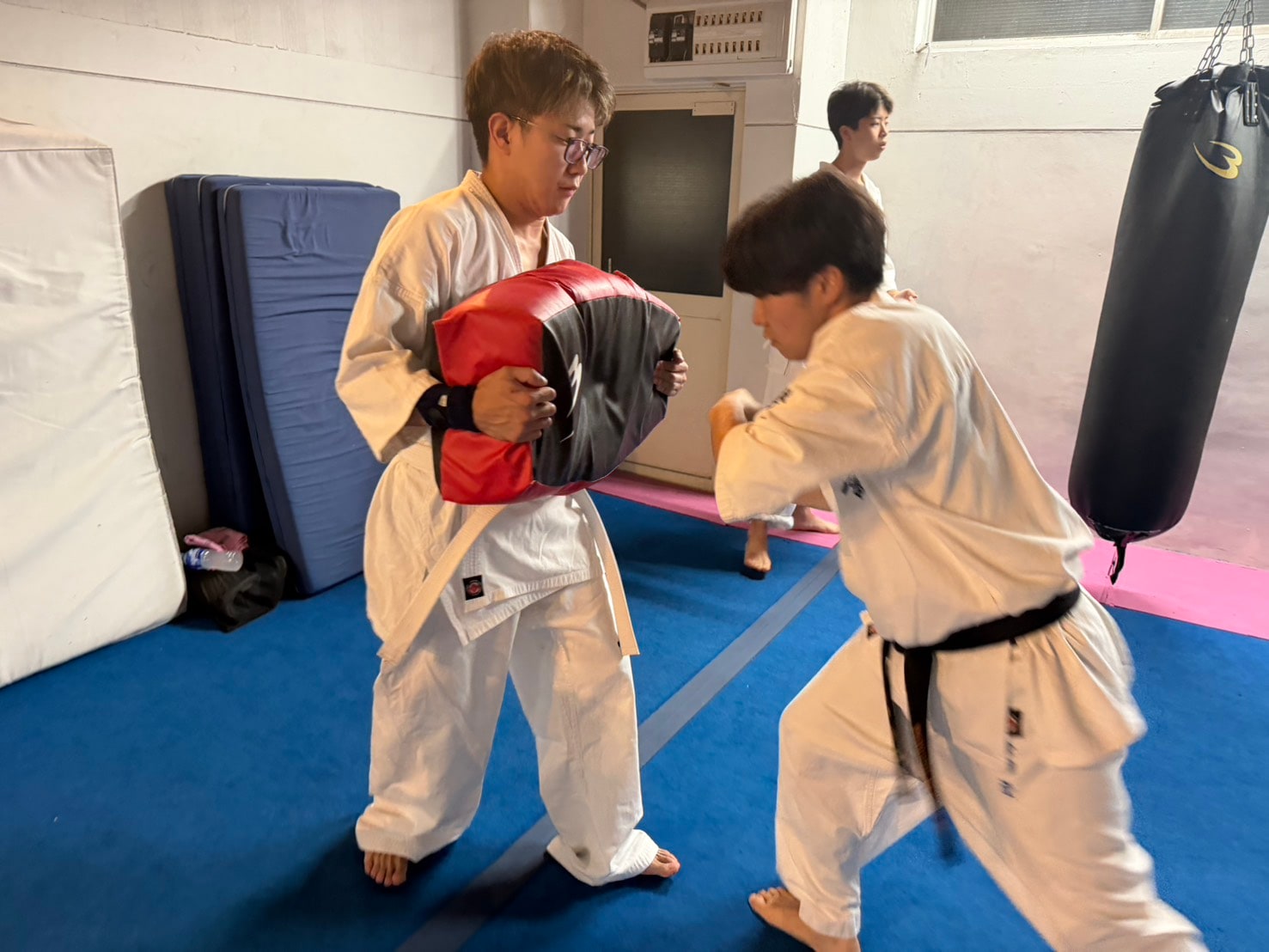 試合に向けた追い込み稽古　集中してミットに向かう道場生