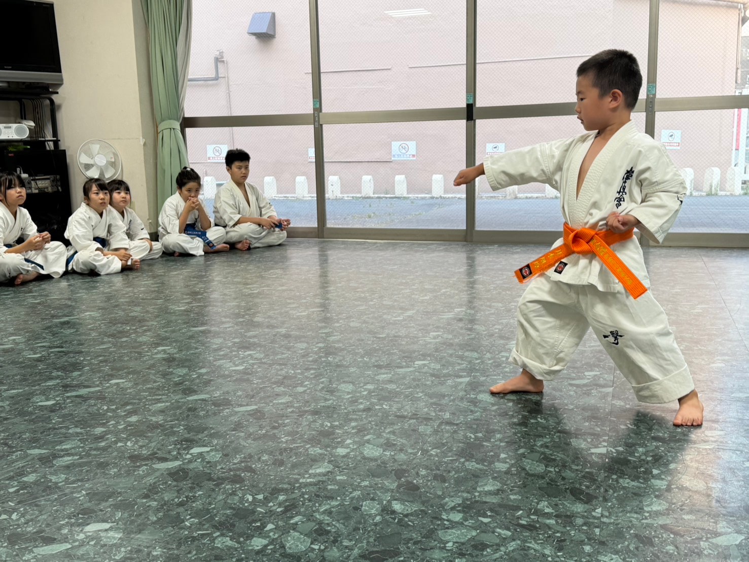 型を披露する道場生の全身動作