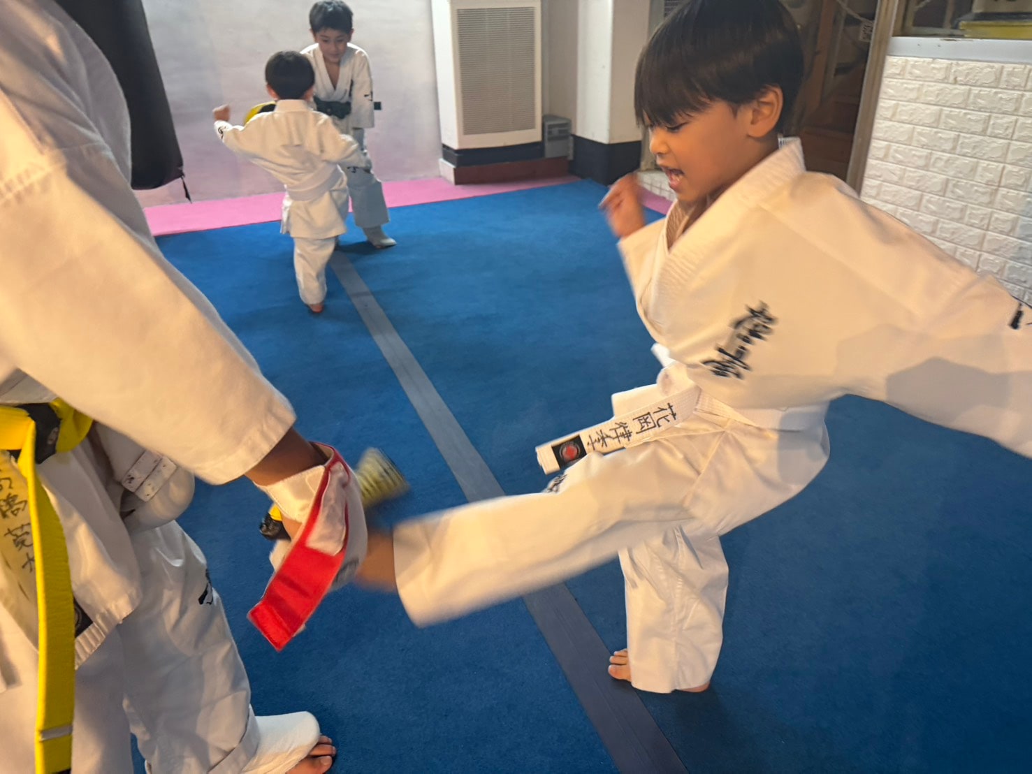 少年クラス ミットへの蹴り込み稽古