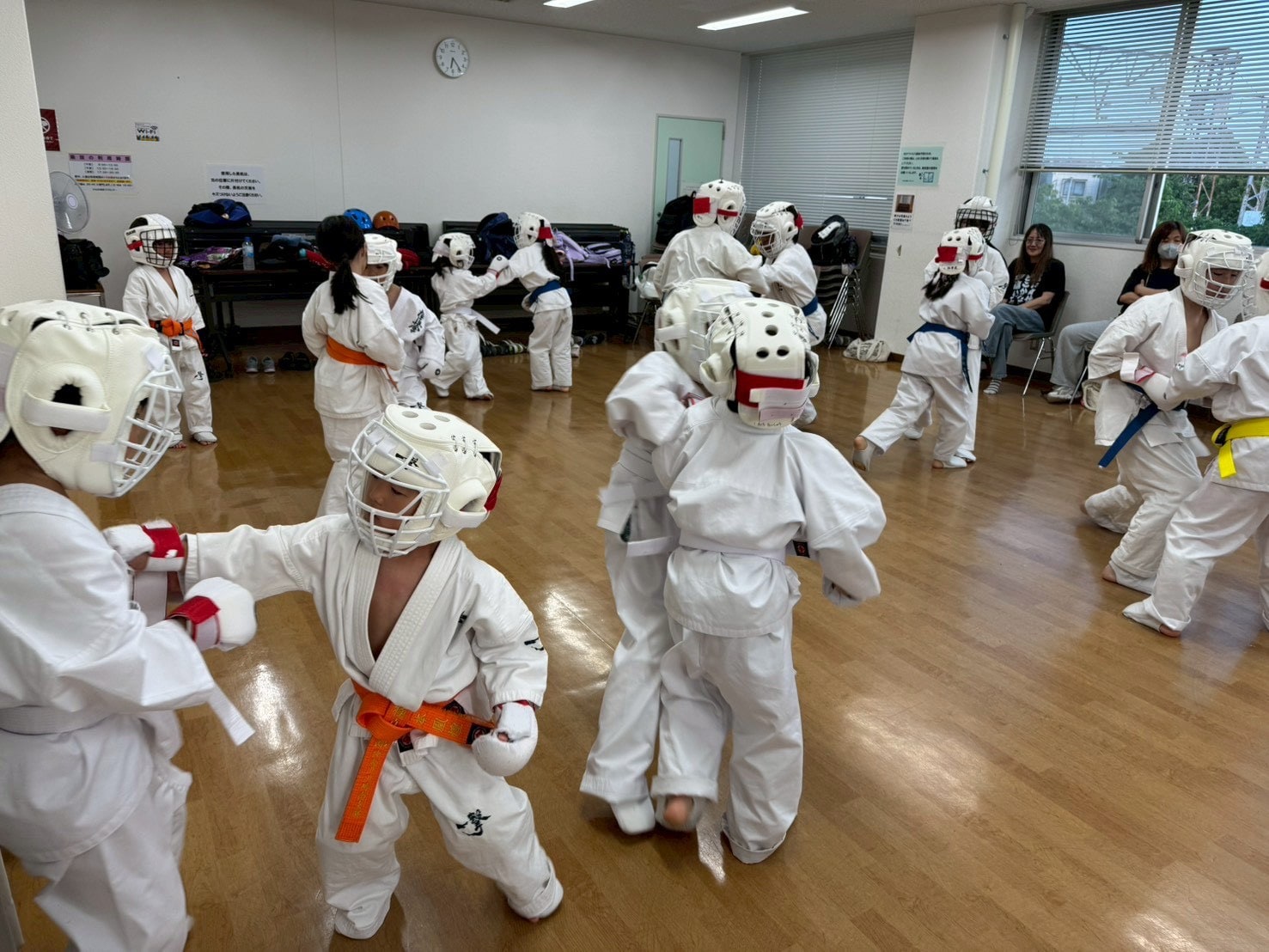 幼年・少年クラスの防具組手稽古の様子