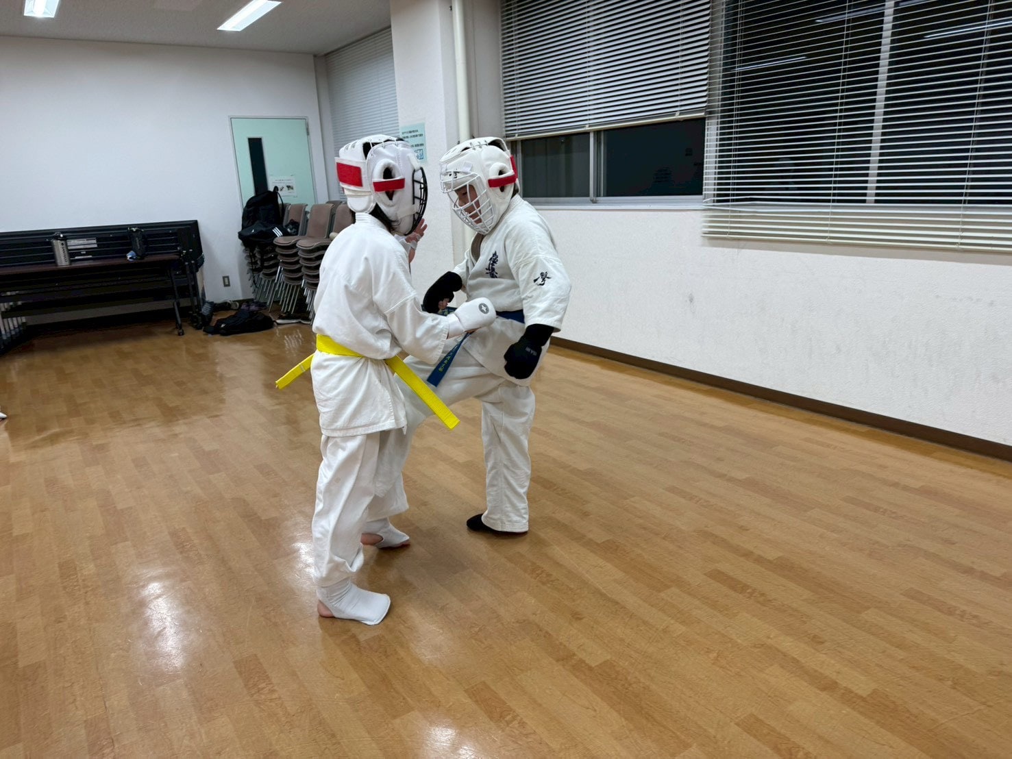 ヘッドガードをつけて実践組手