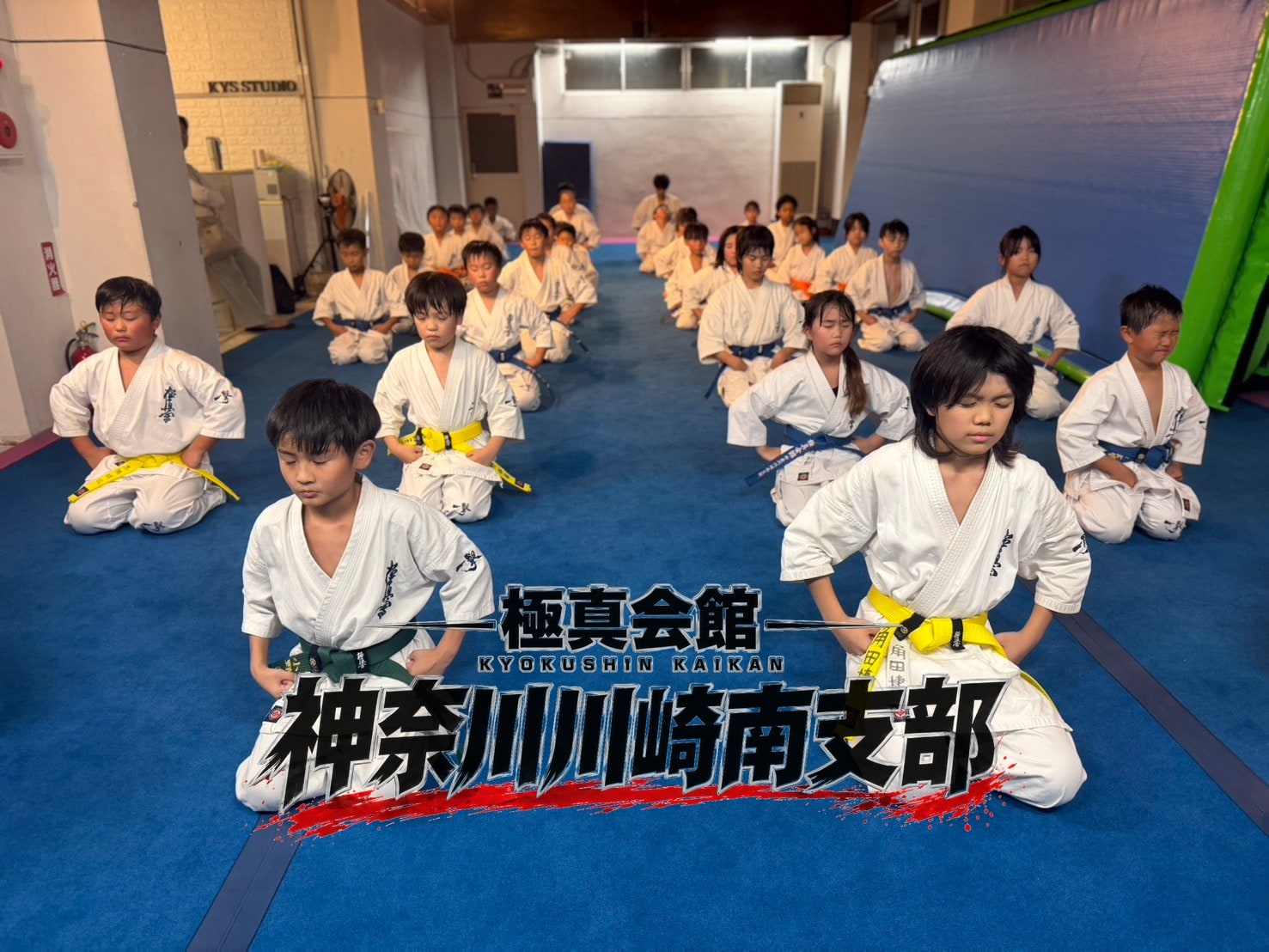 正座で黙想する道場生たちの様子