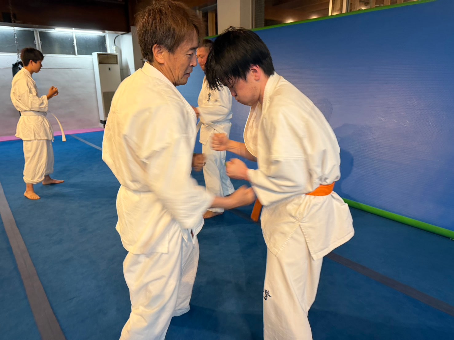 先生と生徒の近距離組手稽古