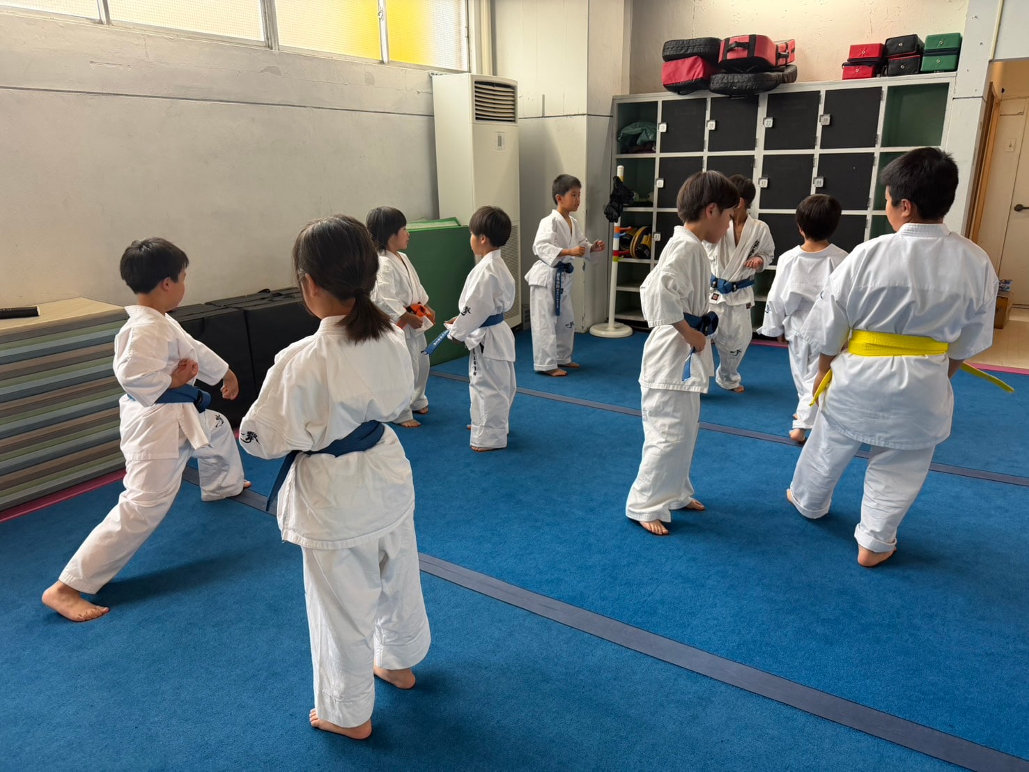 御幸道場 幼年クラス 型の基本練習を行う子どもたち