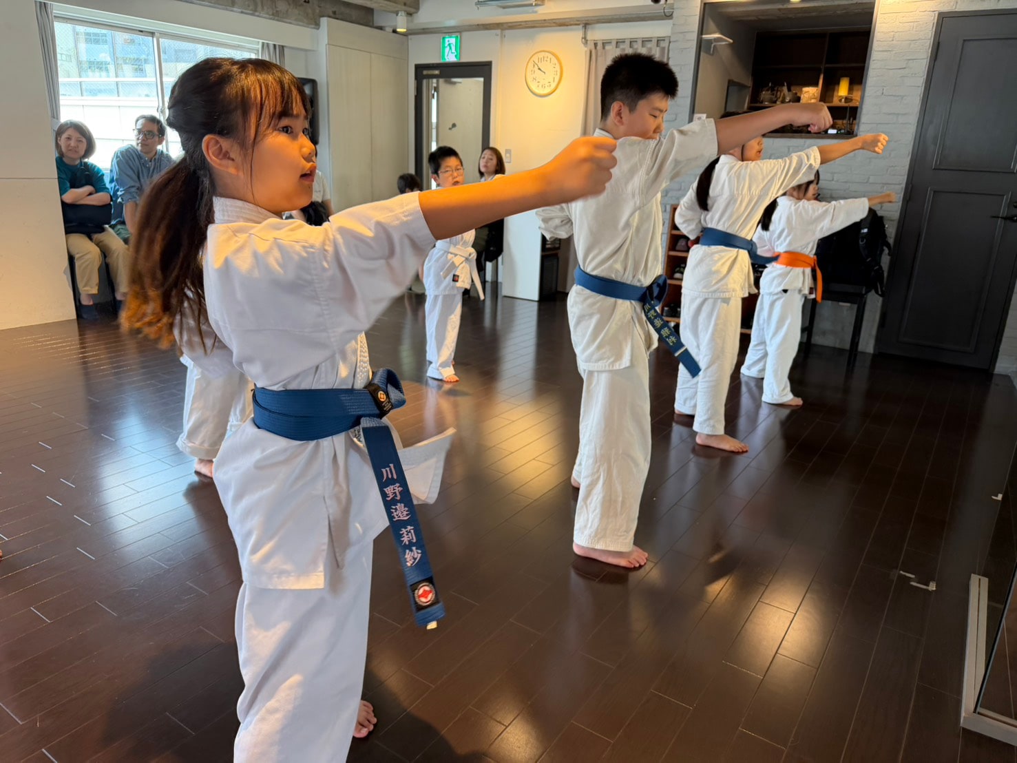 青帯の生徒が突きの型を行う様子