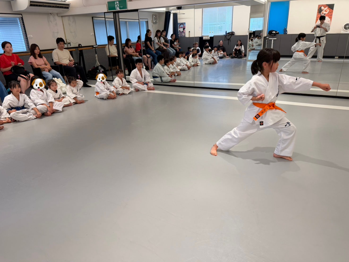 大倉山道場 少年少女クラス 型の演武を披露する様子