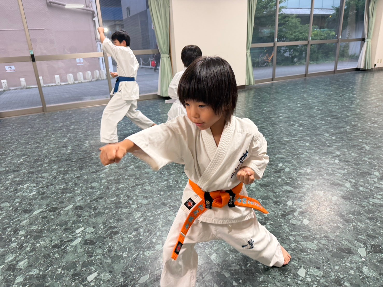 型の動きを確認する生徒