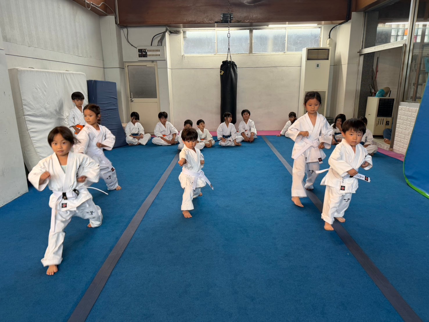 幼年クラスの子たちが移動稽古に挑戦