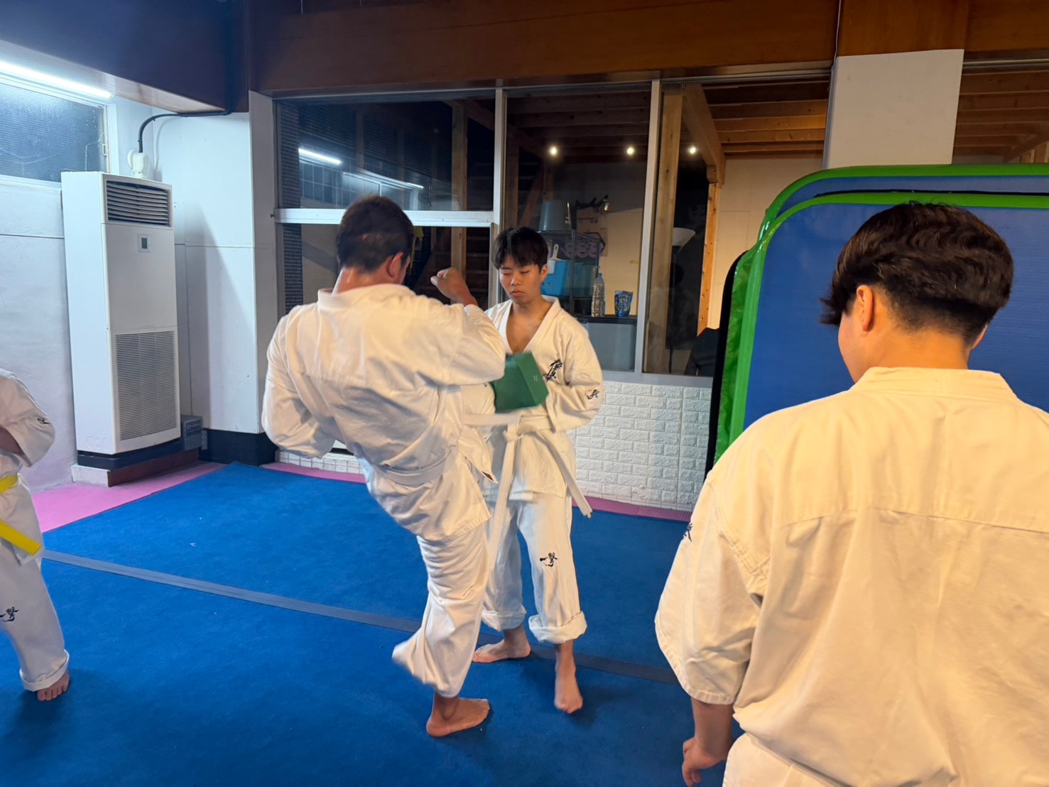 仲間と向き合いながらミット稽古に取り組む道場生