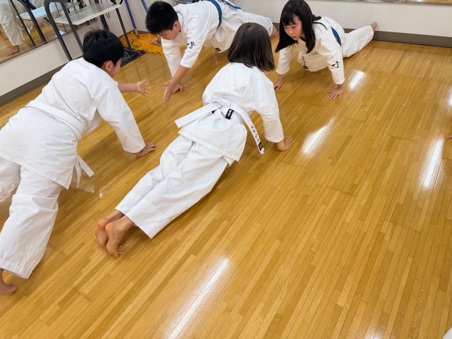 補強稽古を行う子どもたち
