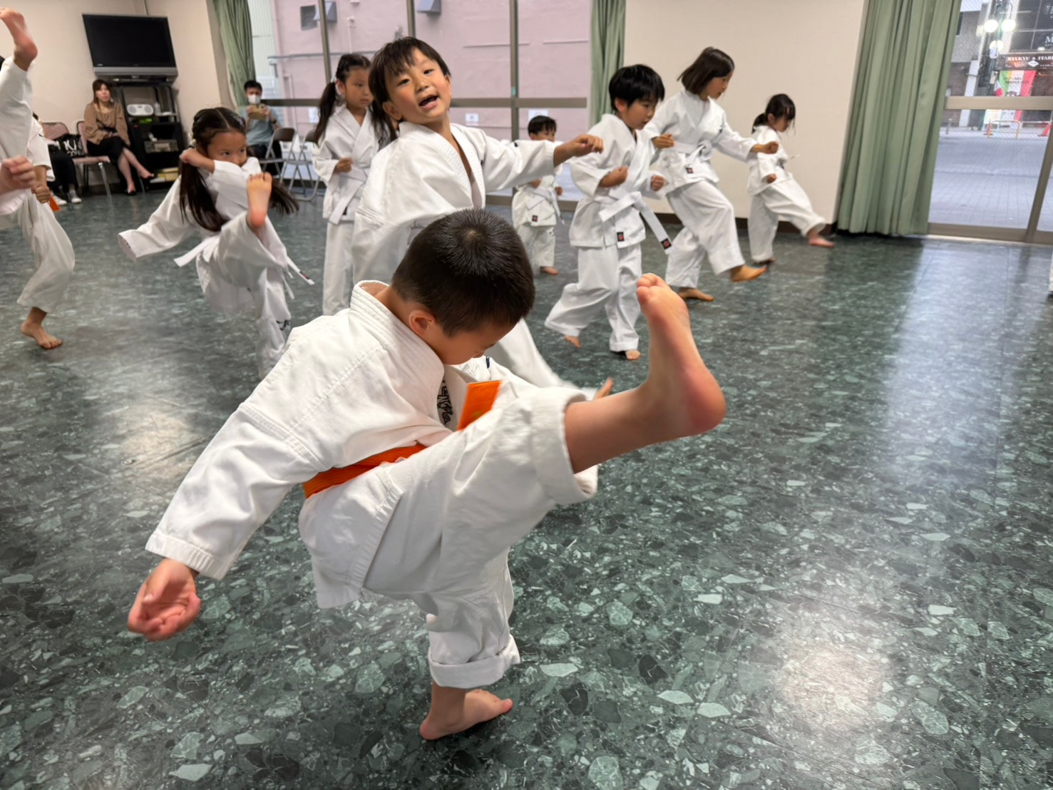 蹴り技の稽古をする少年部