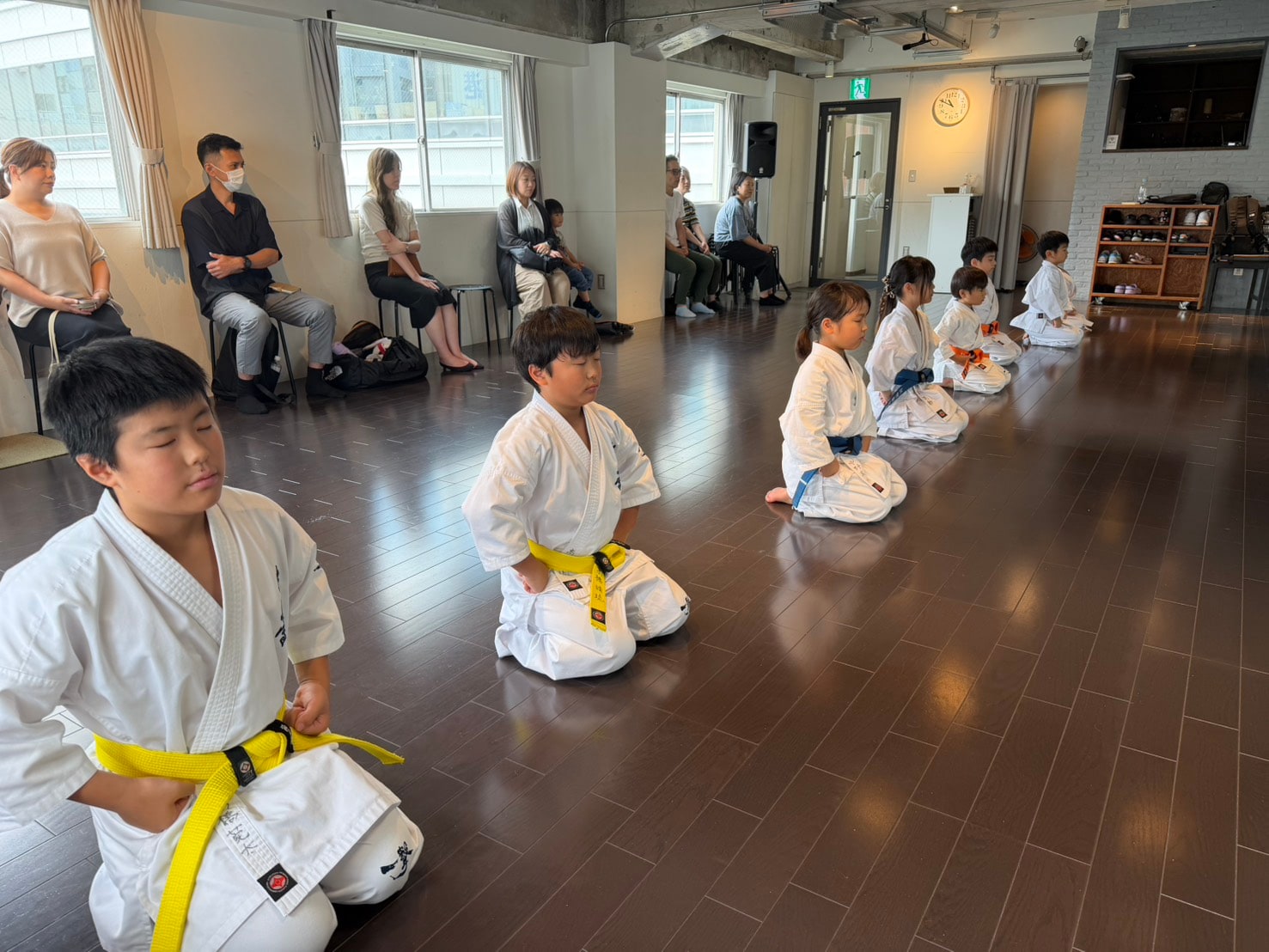 横浜道場 少年一般合同クラス 正座・黙想の様子