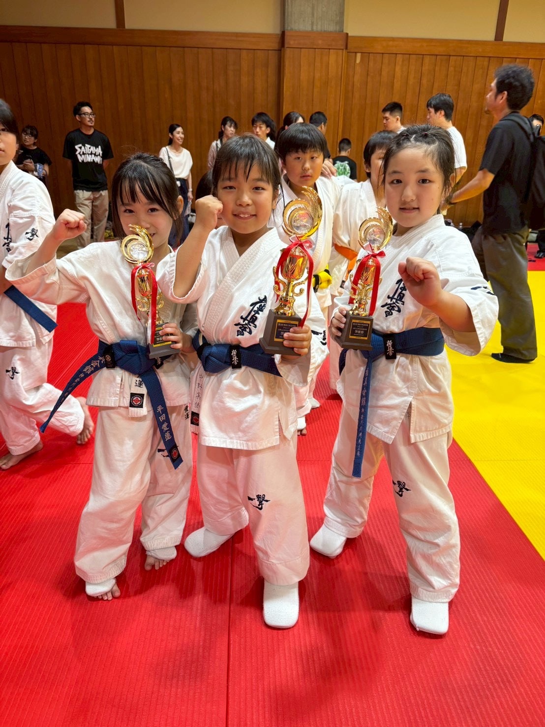 川崎南B 小学1〜3年 初級チャレンジ団体 準優勝メンバー3名がトロフィーを持ちポーズをとる様子