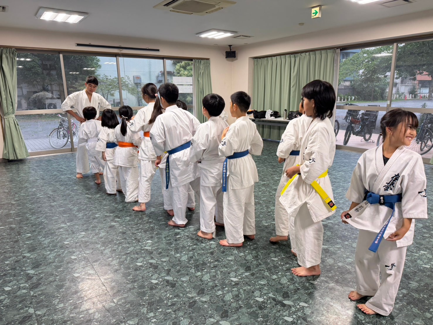 先輩の動きを見て学ぶ子どもたち