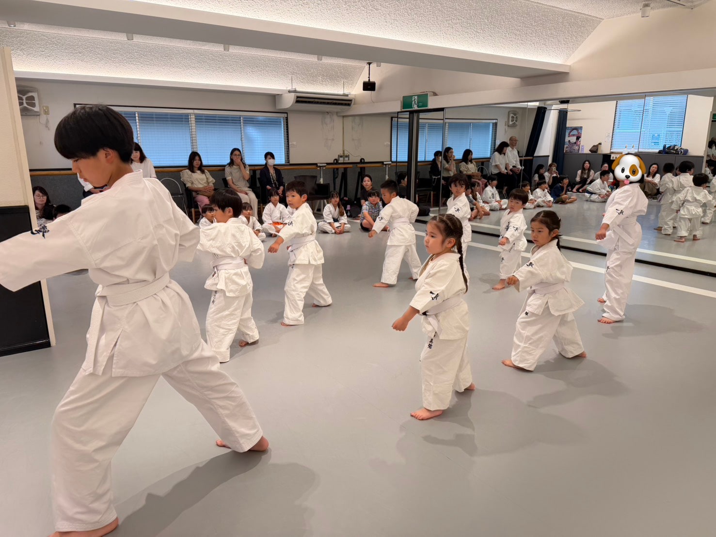 移動稽古で突きを打つ子どもたち
