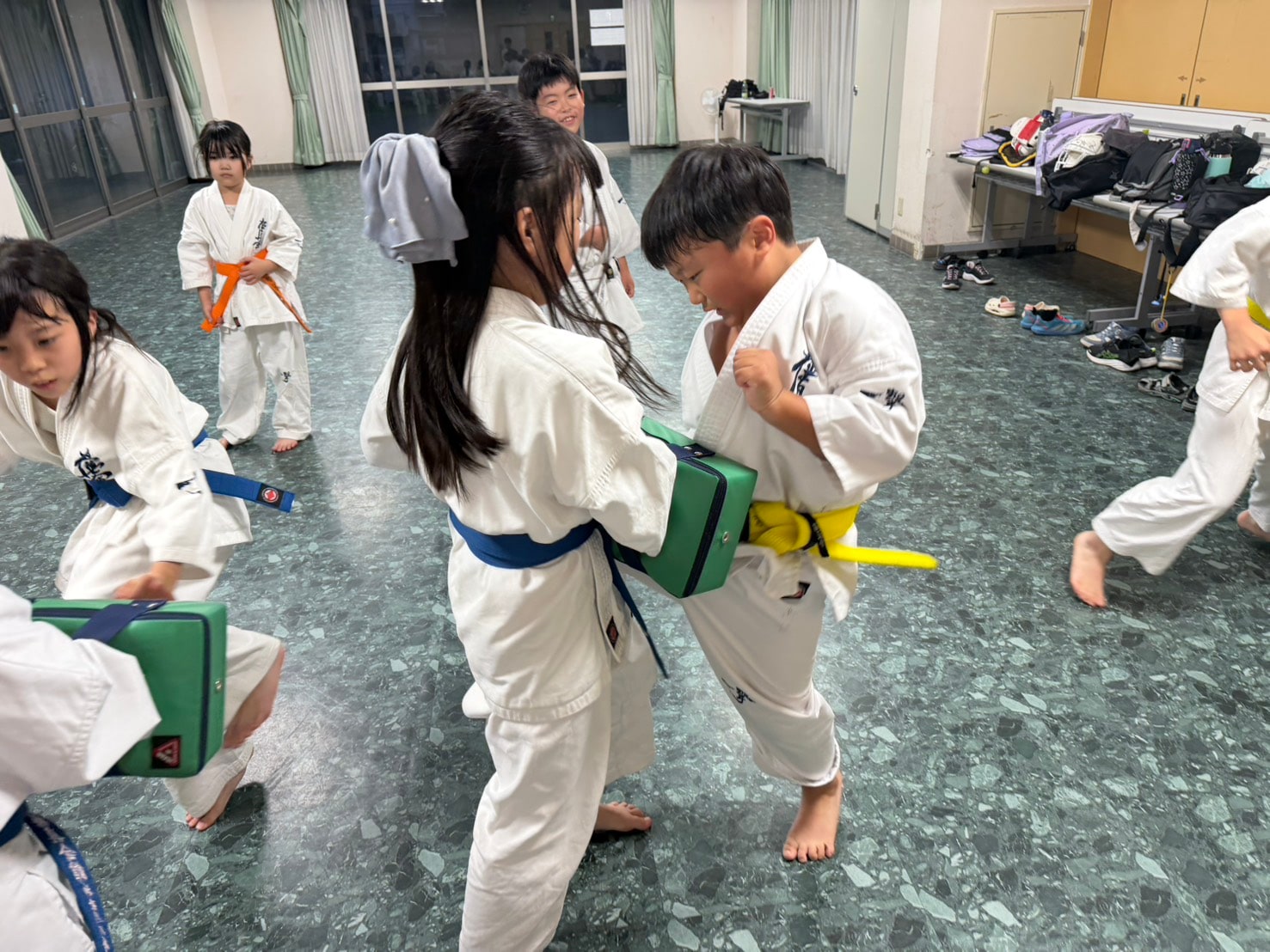 ミット稽古で蹴りを練習する
