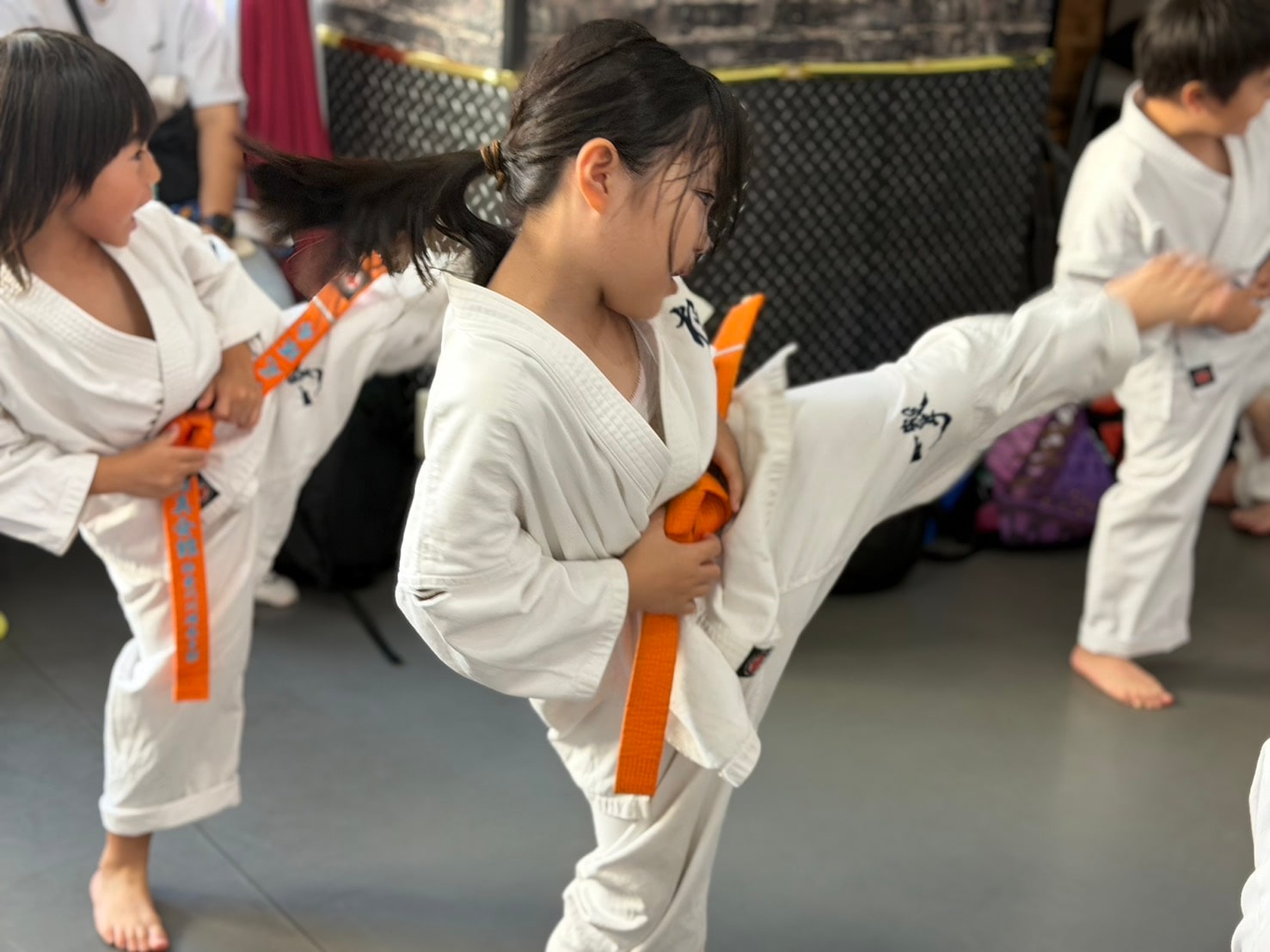 オレンジ帯の子どもたちが蹴り稽古をしている様子