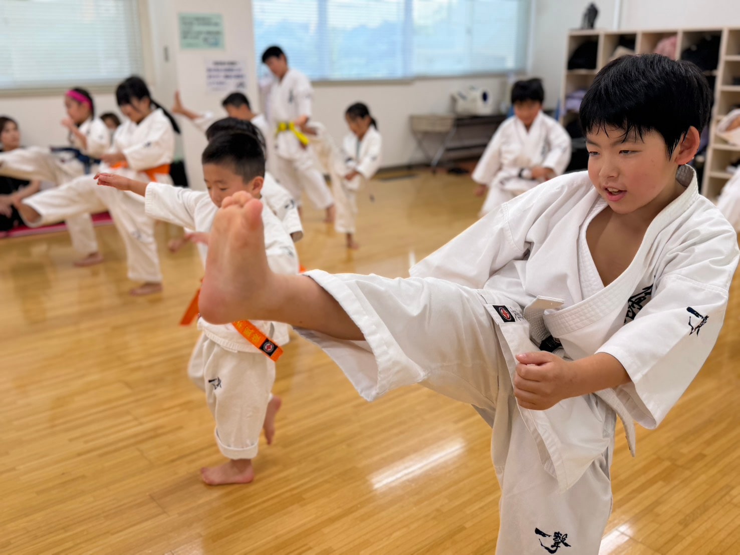 八丁畷道場 基本稽古で蹴りを放つ少年