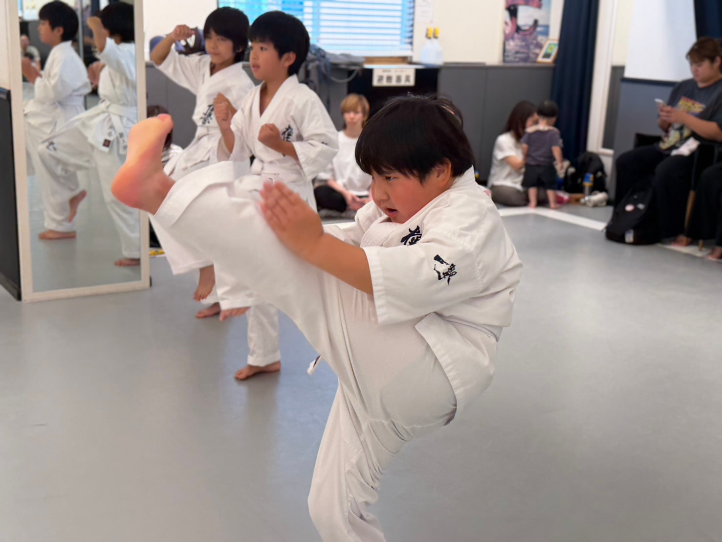 力強い蹴りを繰り出す少年部の道場生