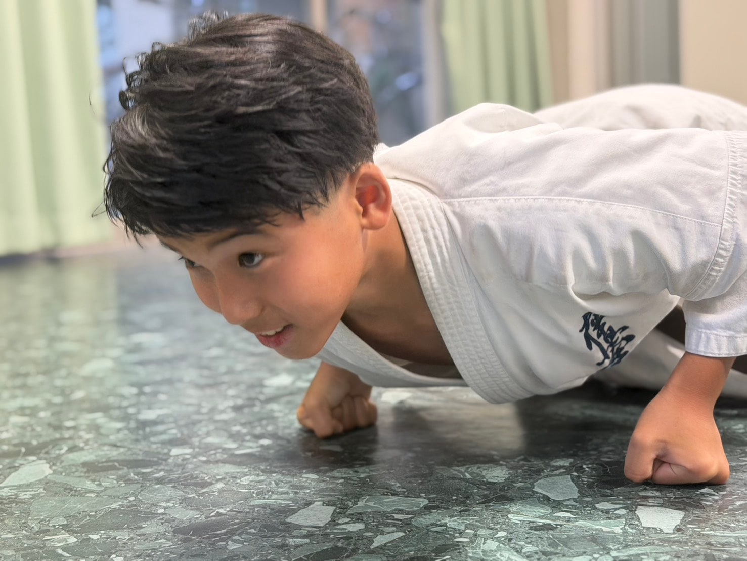 腕立て伏せをする生徒