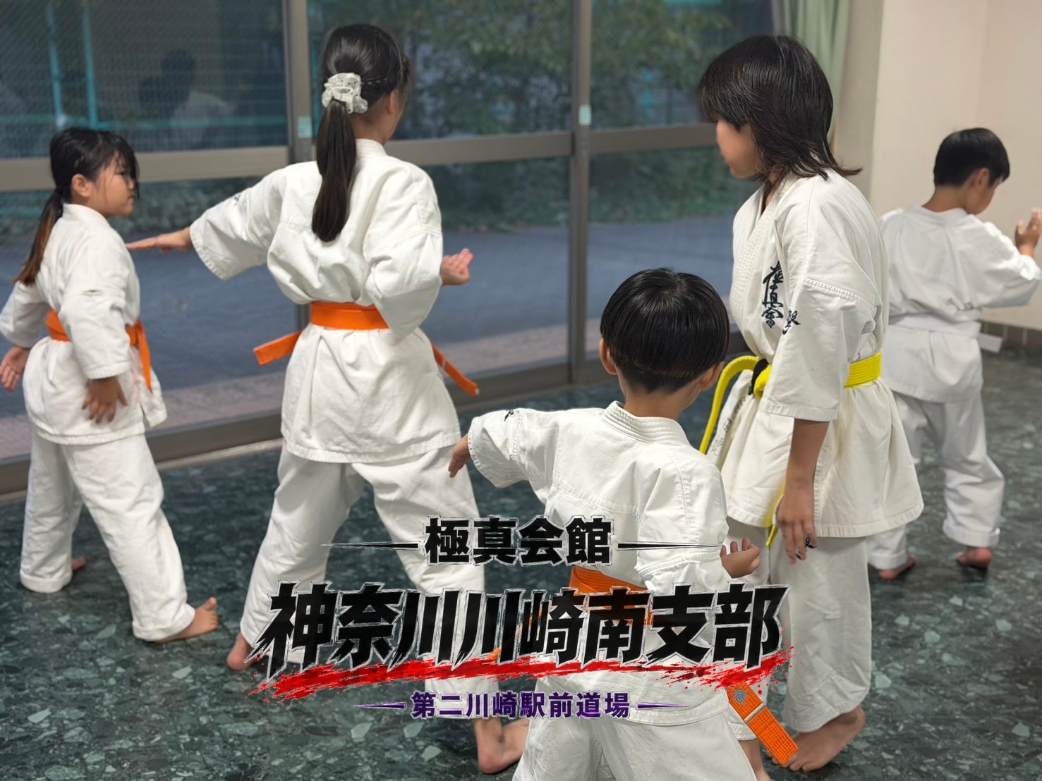 先輩が後輩に型の動きを指導している