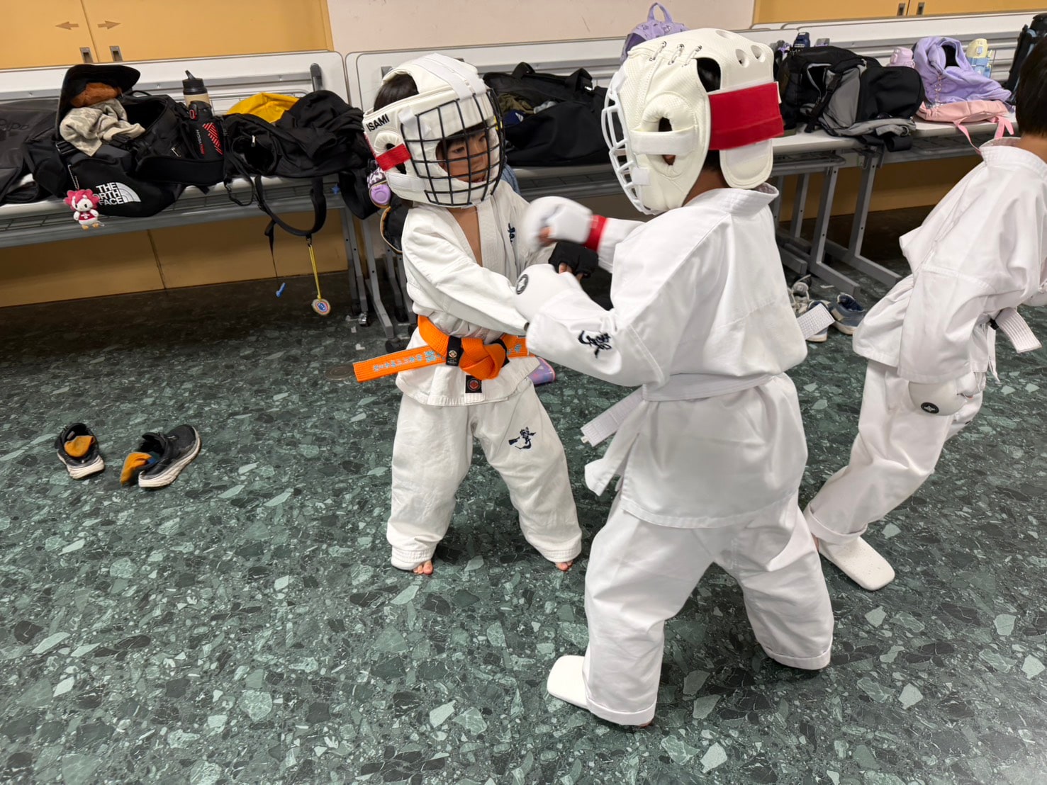 ヘッドガードをつけた幼年生が組手を行っている様子
