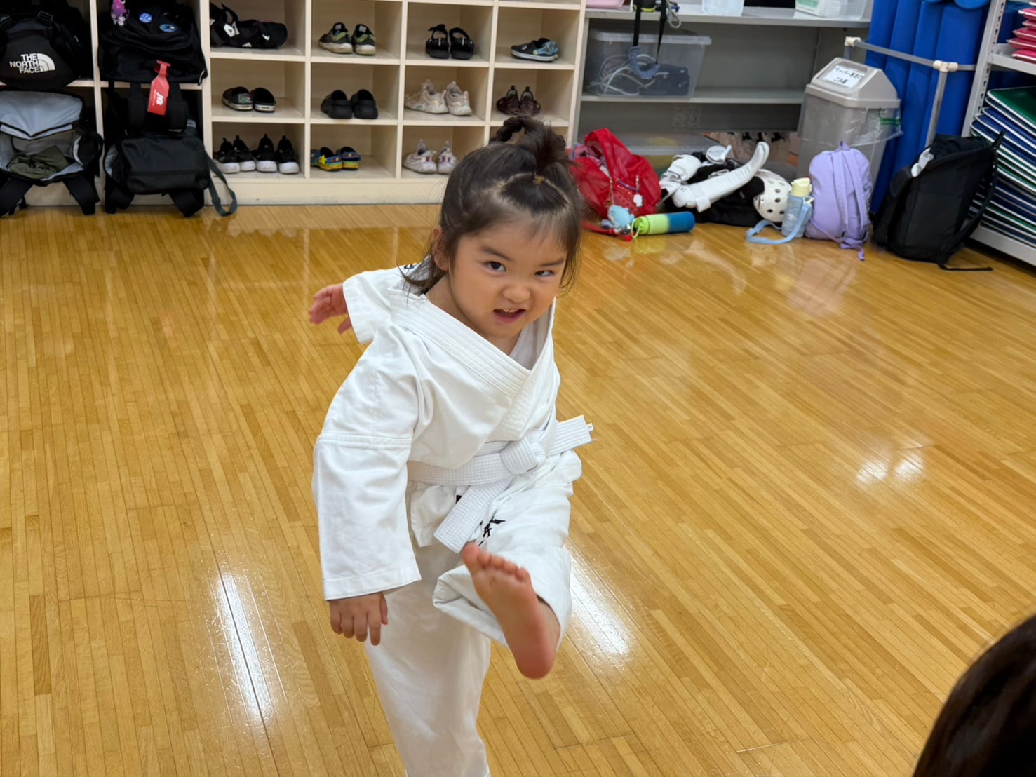 蹴りのフォームを確認する幼年の生徒
