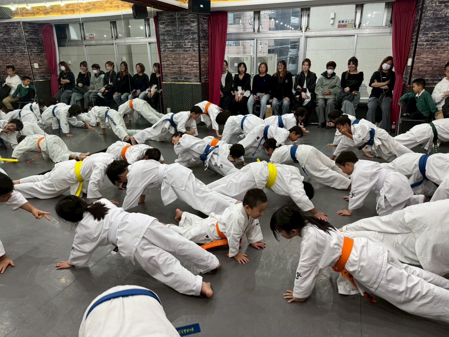 補強稽古で全員が取り組んでいる様子